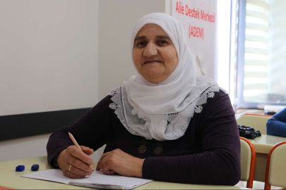 Babası okula göndermedi, okuma yazma azmiyle 55 yaşında eğitime başladı