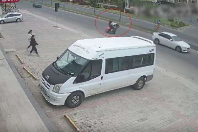 Moto kuryenin şaha kaldırma şovu kazayla bitti