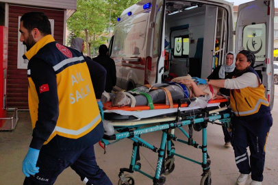 Motosiklet otomobile arkadan çarptı; 3 yaralı