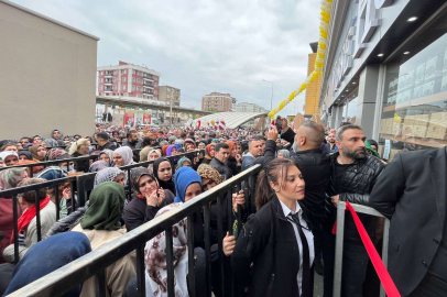 Bursa’da ucuzluk izdihamı...Birbirlerini ezip dükkanı talan ettiler