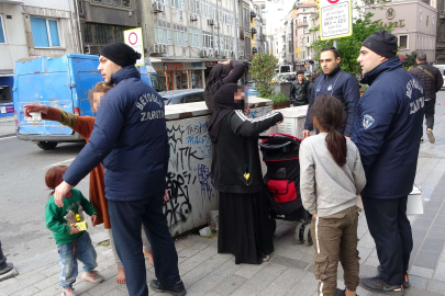 Zabıtadan kaçan dilenciler ağaca çıkarak saklandı