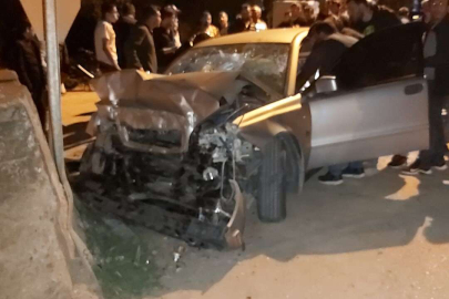 Bursa'da kontrolden çıkan otomobil beton duvara çarptı: 4 yaralı