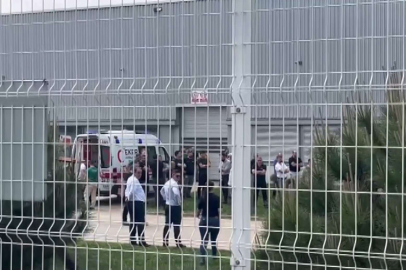 Bursa'da fabrikada yük indiren vinç devrildi: ölü ve  yaralılar var