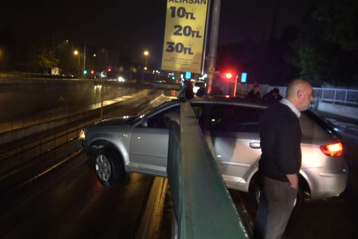 Bursa’da kontrolden çıkıp bariyerlere saplanan otomobil 5 metre yükseklikte asılı kaldı