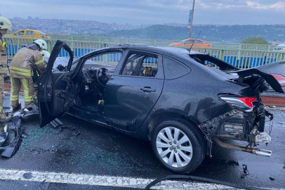 Haliç Köprüsü'nde bariyerlere çarpan araç alev alev yandı