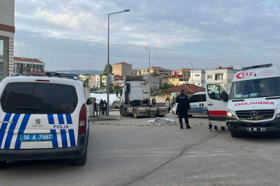 Bursa'da 74 yaşındaki kadının tırın altında kalması güvenlik kamerasına yansıdı