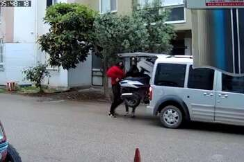 Yolda gördükleri motosikleti 1 dakikada böyle çaldılar