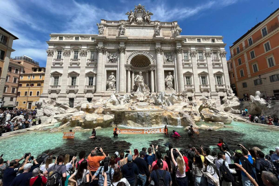 İtalya'daki Aşk Çeşmesi'ne boyalı saldırı