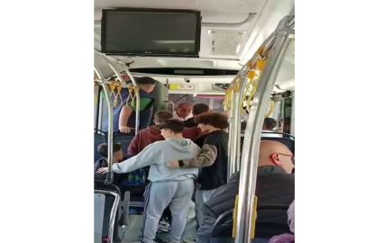 Otobüs şoförü ile öğrenciler arasında düğme tartışması kamerada