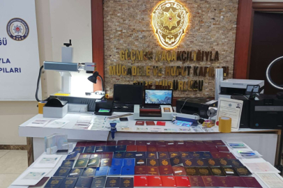 Sahte pasaport üreten şebekeye baskın: 3 gözaltı