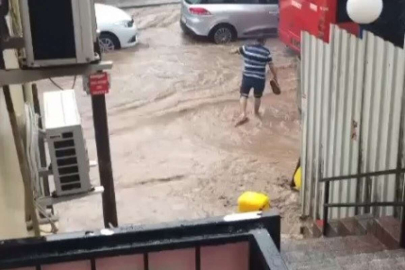 Yağmur İzmir Çiğli'yi vurdu, vatandaşlar dizine kadar sularda yürüdü