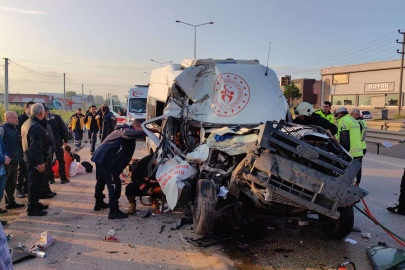 Sporcuları taşıyan minibüs hafriyat kamyonuna çarptı: 1 ölü, 16 yaralı