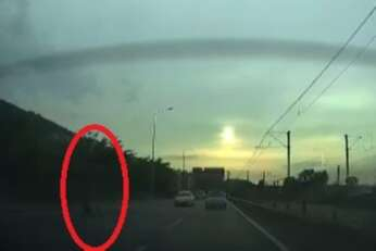 Yolun ortasına atlayan şahsa araç böyle çarptı