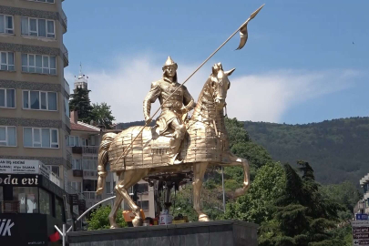 15 yıl önce yapılan ‘Osmangazi Heykeli’ yeni rengine kavuştu