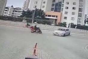 Otomobille çarpışan motosiklet sürücüsü böyle ölümden döndü