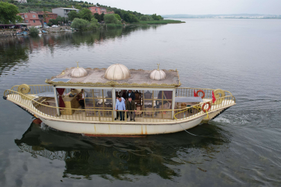 70 yıl sonra bir ilk... Haliç’ten çıktı, Uluabat Gölü kenarındaki Gölyazı’ya yüzerek getirildi
