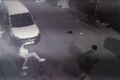 Silahlı 'yanlış yaptın' saldırısı kamerada: Arkadaşına kovanları toplattı