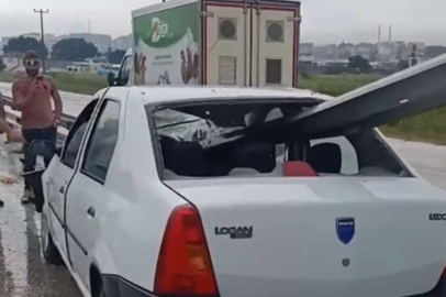 Kontrolden çıkan otomobil bariyerlere ok gibi saplandı