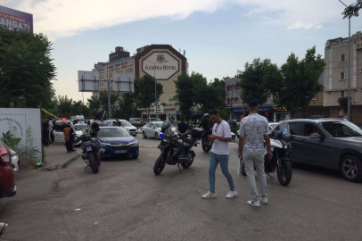 Otomobille seyir halindeyken arkadaşını boğazından bıçaklayarak öldürdü