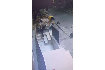 Film gibi olay: Yardımsever esnaf hırsıza televizyon çalarken yardım etti