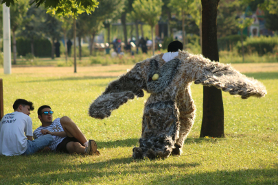 Her gün kılıktan kılığa giriyor...Bu sefer de kartal oldu
