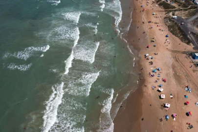 El Nino sıcakları etkisini göstermeye başladı, vatandaşlar halk plajına koştu