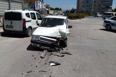 Otomobillerin kafa kafaya çarpıştığı kaza kamerada