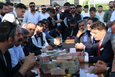 Aşiret düğününde takı merasimi dudak uçuklattı