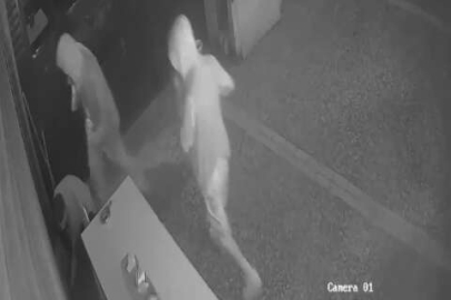 Kova kova tekel bayisini soydular, güvenlik kamerasına takıldılar