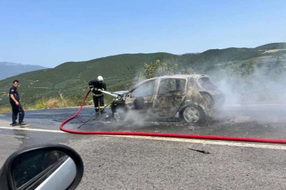 Seyir halindeki otomobil alev topuna döndü