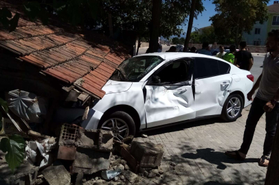 Kamyonla çarpışan otomobil bahçeye girdi