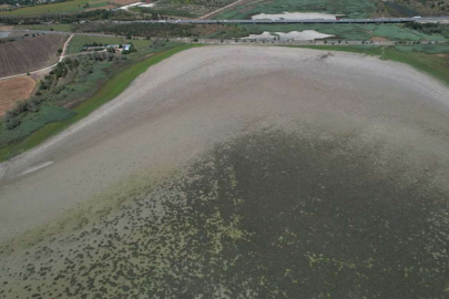 Büyükçekmece Gölü’nde su seviyesi yüzde 18’e geriledi: Göl havadan görüntülendi