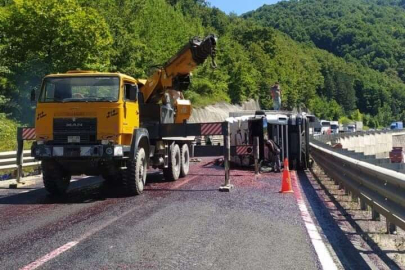 Kiraz yüklü kamyon devrildi, tonlarca meyve yola saçıldı