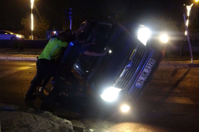 Alkollü sürücünün kullandığı cip sinyalizasyon direğine çarpıp böyle yan yattı