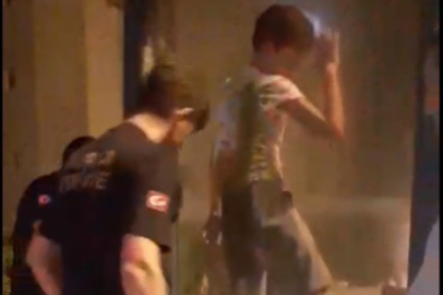 Küçük çocuk girdiği reklam panosunun içinde sıkıştı