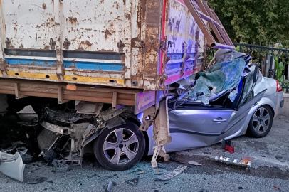 Bursa'nın Karacabey ilçesinde otomobil tıra çarptı, 4 kişi öldü 2 kişi yaralandı