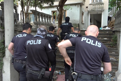 Polis ekiplerinden terk edilmiş evlere baskın...Şüpheliler böyle yakalandı