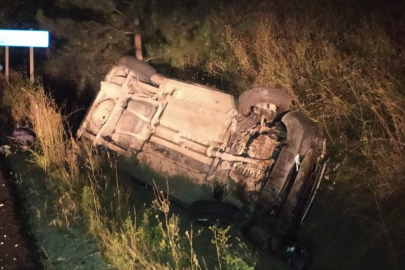 Tırın çarptığı otomobil kanala devrildi: 4 yaralı