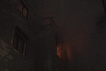 Kadıköy'de yangında can pazarı: Korkuluklardan düşen kadın öldü, eşi yaralandı