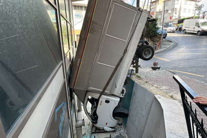 İstanbul’da pedalı takılan kamyonet ortalığı savaş alanına çevirdi