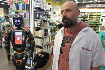 Türkiye’nin ilk yapay zekalı eczane teknisyeni robotu iş başı yaptı