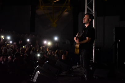 Emre Aydın ‘Bursa’da sahne almak keyifli’ dedi, elektrikler kesildi