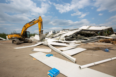 Bursa'da tarım arazilerindeki kaçak yapılar yıkılıyor