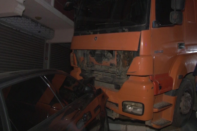 Freni boşalan hafriyat kamyonu 6 otomobile çarparak durabildi