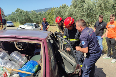Otomobiller kafa kafaya çarpıştı: 6 yaralı