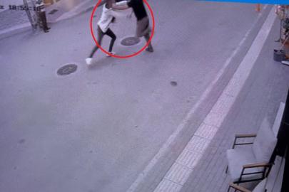 Cinayet anı kameraya yansıdı: Yanına yaklaşıp bıçakladı