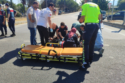 Kırmızıda geçen otomobil motosikletli kadına çarptı