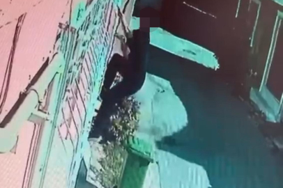 Örümcek adam gibi tırmandığı balkondan kıyafet çaldı