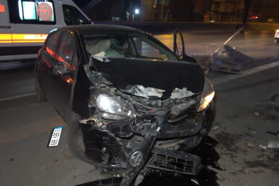 Direksiyon hakimiyetini kaybetti, 2 araca ve direğe çarparak durabildi