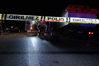 Dinamit yüklü kamyon devrildi